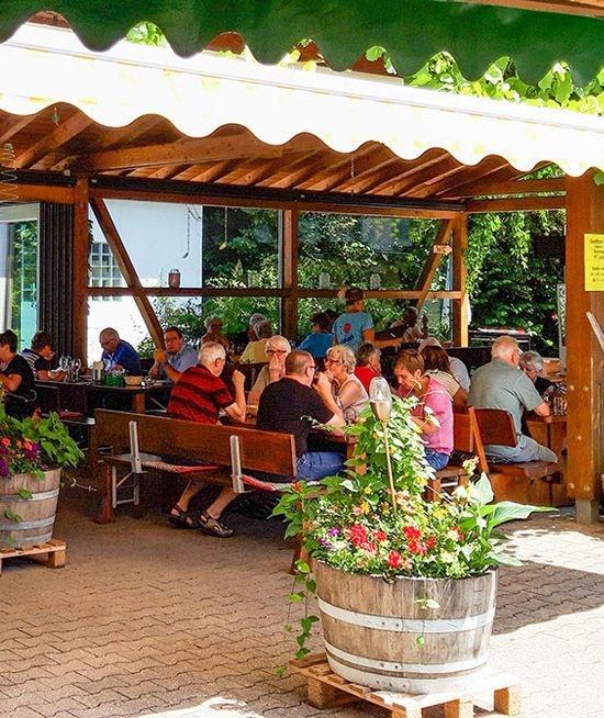 Besen mit gutem Wein für  Schwerin